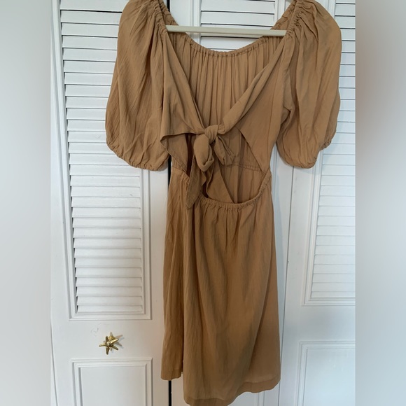 NWT Tan Waist Defined Puff Sleeves w/ Tie Back- Small - Picture 3 of 14